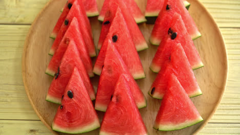 摆满整个盘子的三角西瓜片