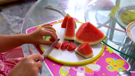 把西瓜切成小块