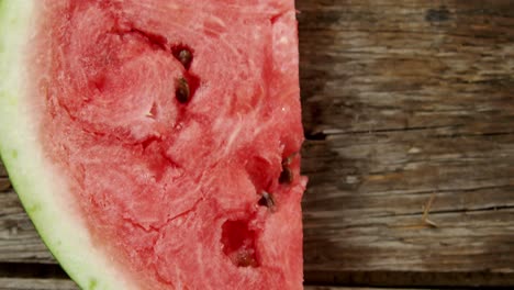 木桌上的一块新鲜西瓜