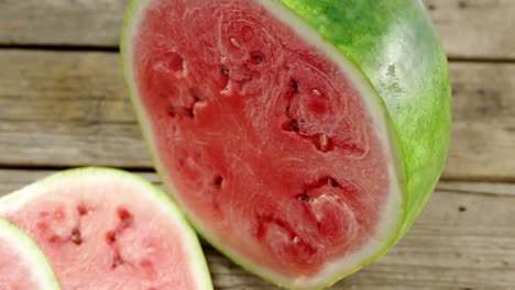 木桌上切开的新鲜西瓜