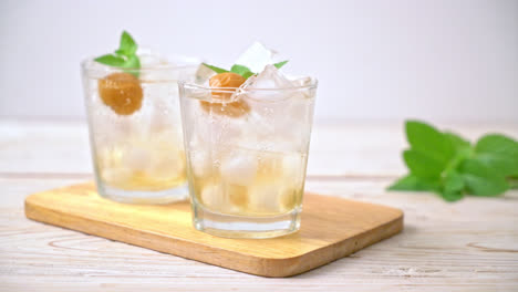 木桌上的两杯冰镇李子汁