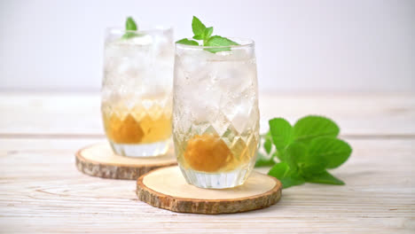 木桌上的两杯冰镇李子汁