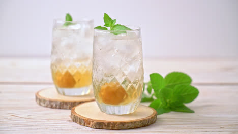 木桌上的两杯冰镇李子汁