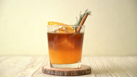 木桌上一杯诱人的柠檬汁