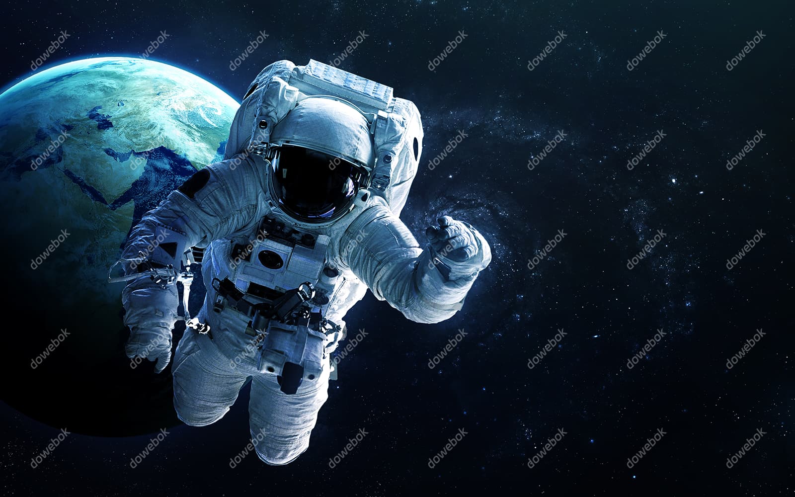 在太空中漂浮的宇航员图片素材(JPG)