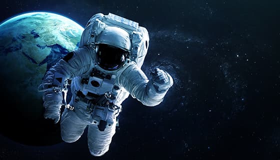 在太空中漂浮的宇航员图片素材(JPG)