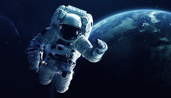 在太空中漂浮的宇航员图片素材(JPG)