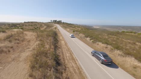 高速公路上高速行驶的汽车