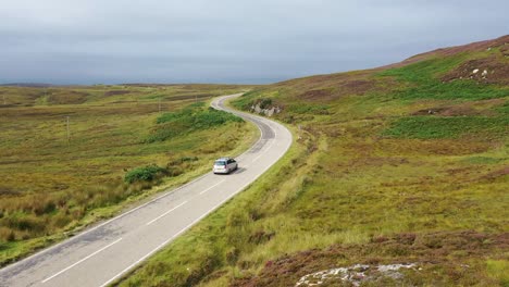 广阔海岸线公路上行驶的汽车