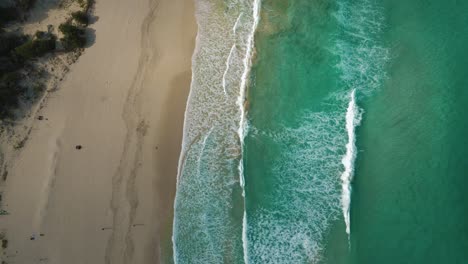 俯瞰美丽清新的热带海滩