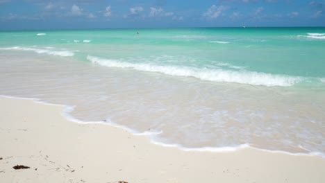 清新的海滩上海浪不断涌入