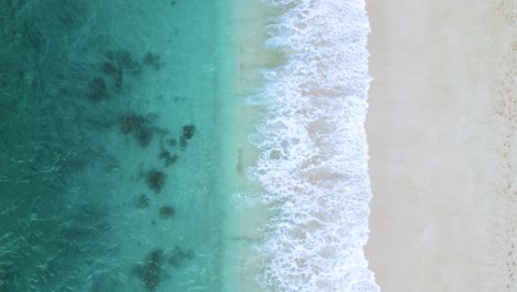 碧绿清澈的海浪不停地冲刷着海滩