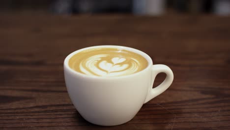 递过来的一杯拿铁咖啡