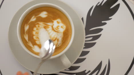 往咖啡里倒入白糖并搅拌