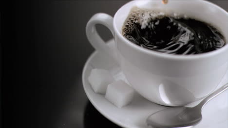 往咖啡里加入方糖慢镜头