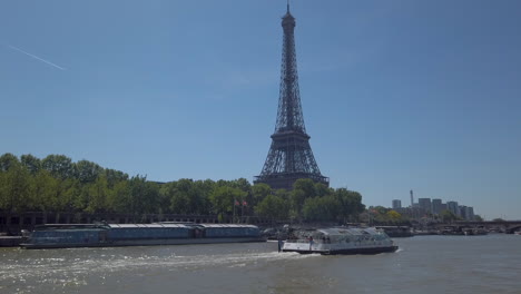 巴黎塞纳河上的游船和岸上的埃菲尔铁塔