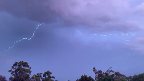 几道耀眼的闪电从天而降