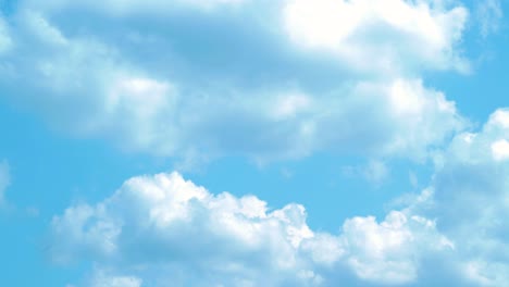 晴朗的天空中白云不停地滚动