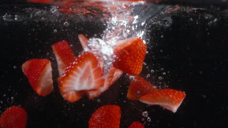 切块的草莓落入水中慢动作