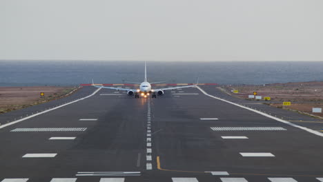 在跑道上冲刺后起飞的飞机