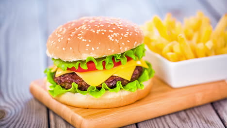 美味的芝士牛肉汉堡和薯条