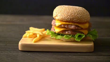 美味诱人的猪肉汉堡和薯条