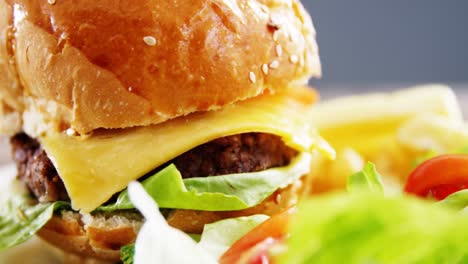 盘子里的美味汉堡和沙拉