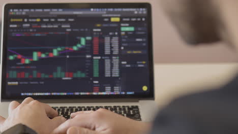 投资者在电脑上查看股票行情信息