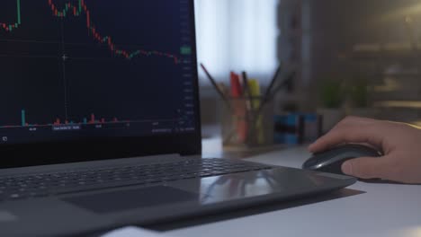 一位投资者正在用电脑查看股票信息