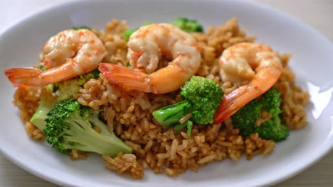 一盘美味可口的西兰花和鲜虾炒饭