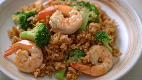 一盘美味可口的西兰花和鲜虾炒饭