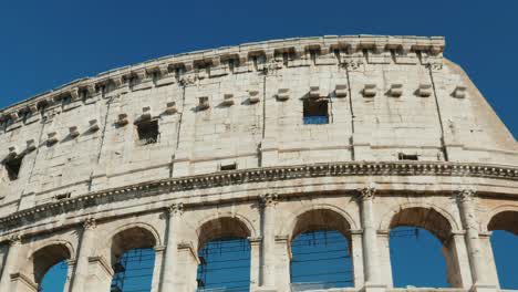 仰望宏伟壮观的罗马斗兽场