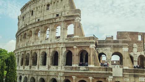 罗马斗兽场和参观的游客延迟摄影