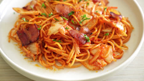 一盘美味的泡菜和培根炒意大利面