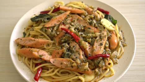 一盘美味的酸菜火腿意大利面