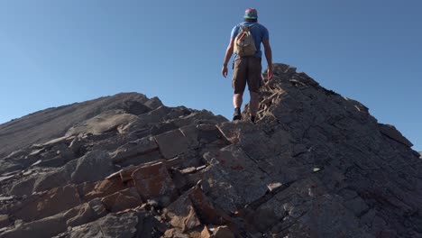 徒步攀登陡峭山壁的登山者