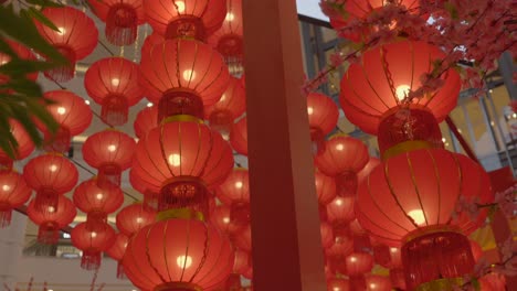 挂上火红的灯笼迎接春节