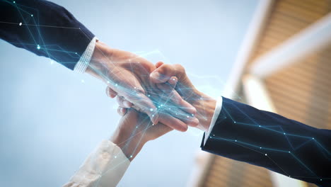 三个人叠手庆祝达成商务合作