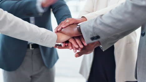 商务人士手叠手为团队合作加油