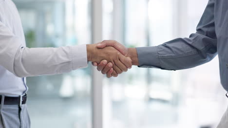 两位商业商务人士合作握手