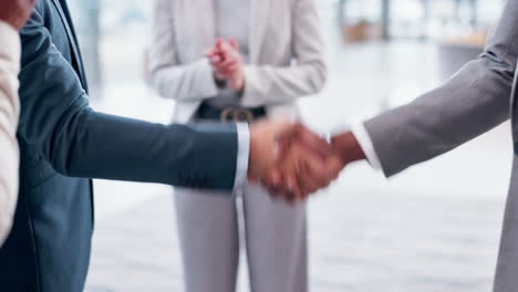商务人士达成合作握手鼓掌