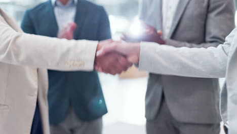 商务人士达成合作握手鼓掌