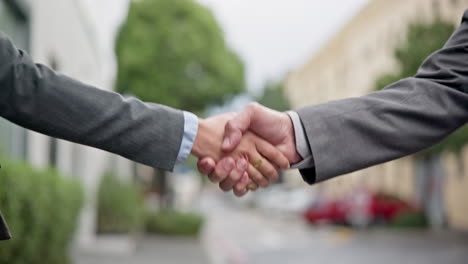 两位商务人士在户外握手