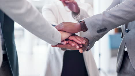 商务人士手叠手打气加油