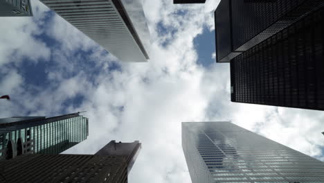 仰望城市中央的摩天大楼和蓝天白云