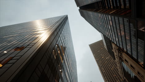 仰望城市中心的摩天大楼