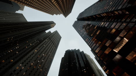 仰望城市中心的摩天大楼