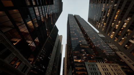 仰望城市中心的摩天大楼