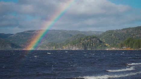 海岸线上的美丽彩虹