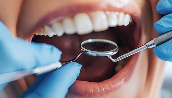 牙医给年轻女士检查牙齿图片素材(JPG)